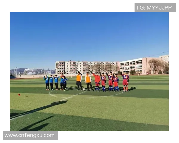 《一颗跳动的足球星照亮了梦想与希望的天空》