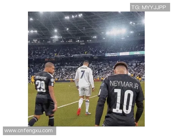 皇马传奇球星C罗立牌足球风采尽显 精彩瞬间重现球场荣耀 皇马传奇球星C罗立牌足球风采尽显 精彩瞬间重现球场荣耀