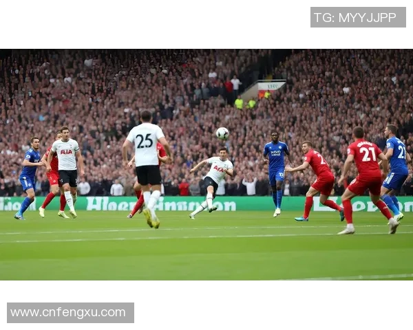 足球四大巨星同框合影经典瞬间壁纸展现足球场上的荣耀与激情